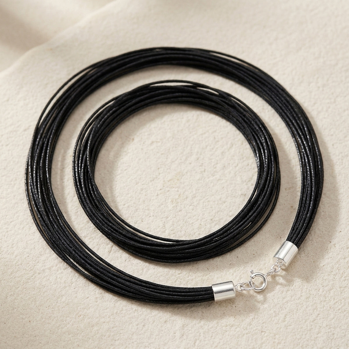Kette 14 Kordelbänder mit Verschluss – 925er Silber, 5 mm, 45 cm – Detailansicht des Kettes vor neutralem Hintergrund