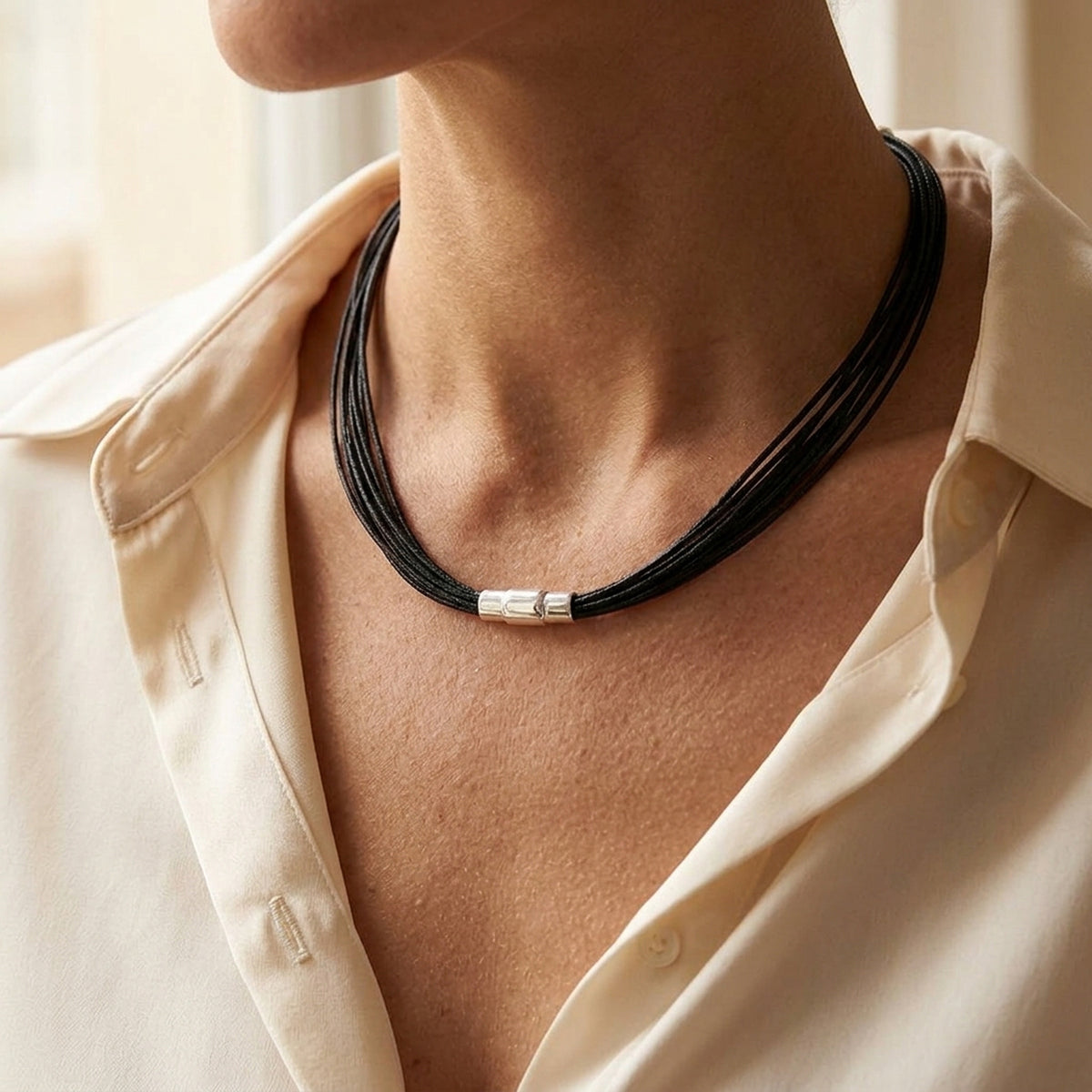 Kette 14 Kordelbänder mit Verschluss – 925er Silber, 5 mm, 45 cm – am Hals getragen, natürliche Lifestyle-Aufnahme
