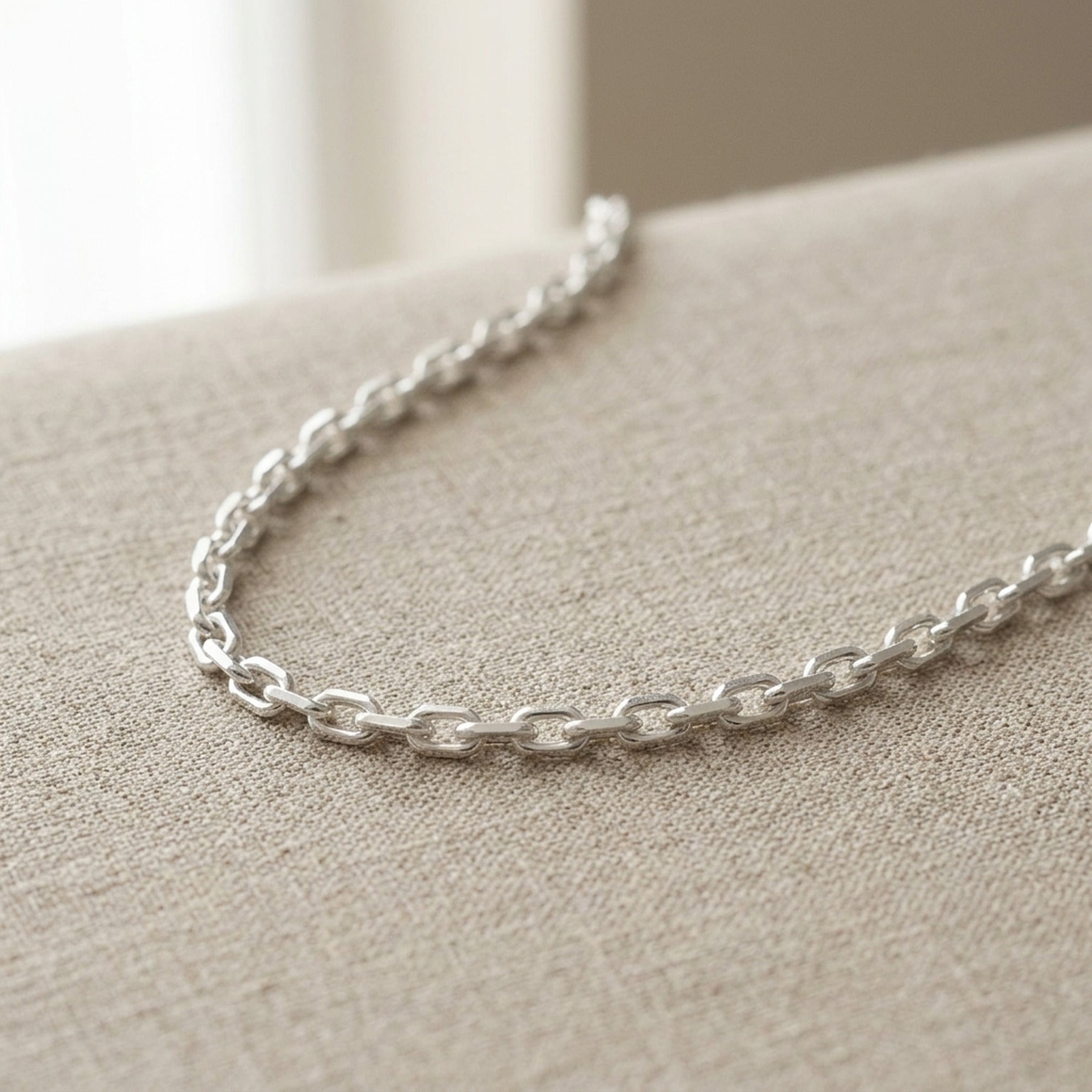 Ankerkette 8x diamantiert – 925er Silber, 2 mm – Detailansicht des Kettes vor neutralem Hintergrund