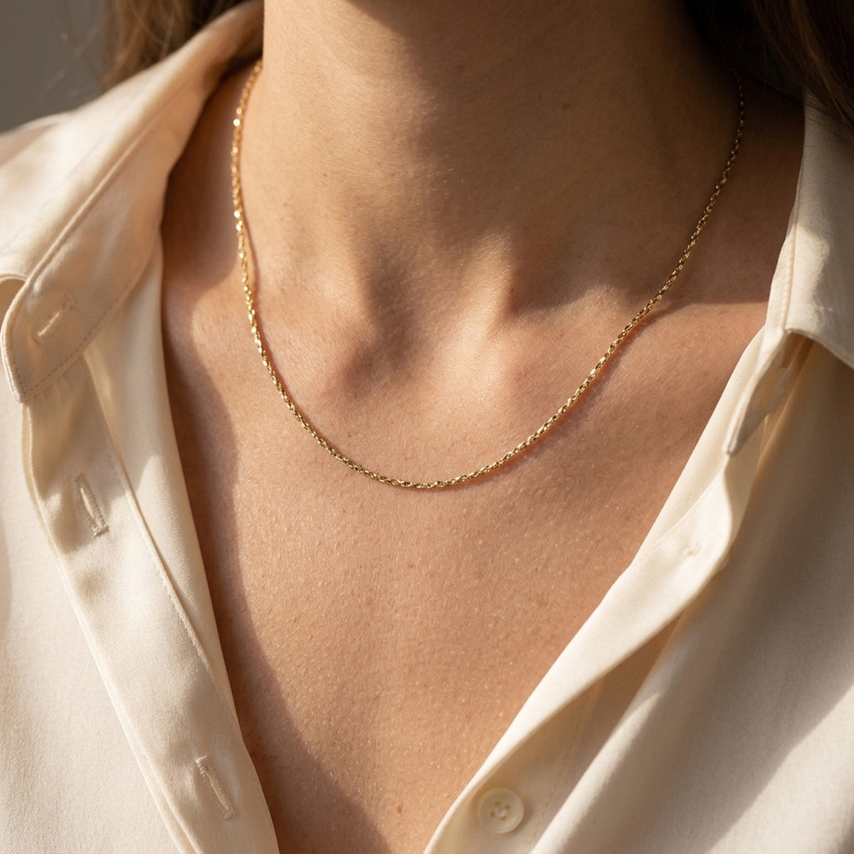 Kette Fantasie-Muster gedreht – 585er Gold, 0,6 mm – am Hals getragen, natürliche Lifestyle-Aufnahme