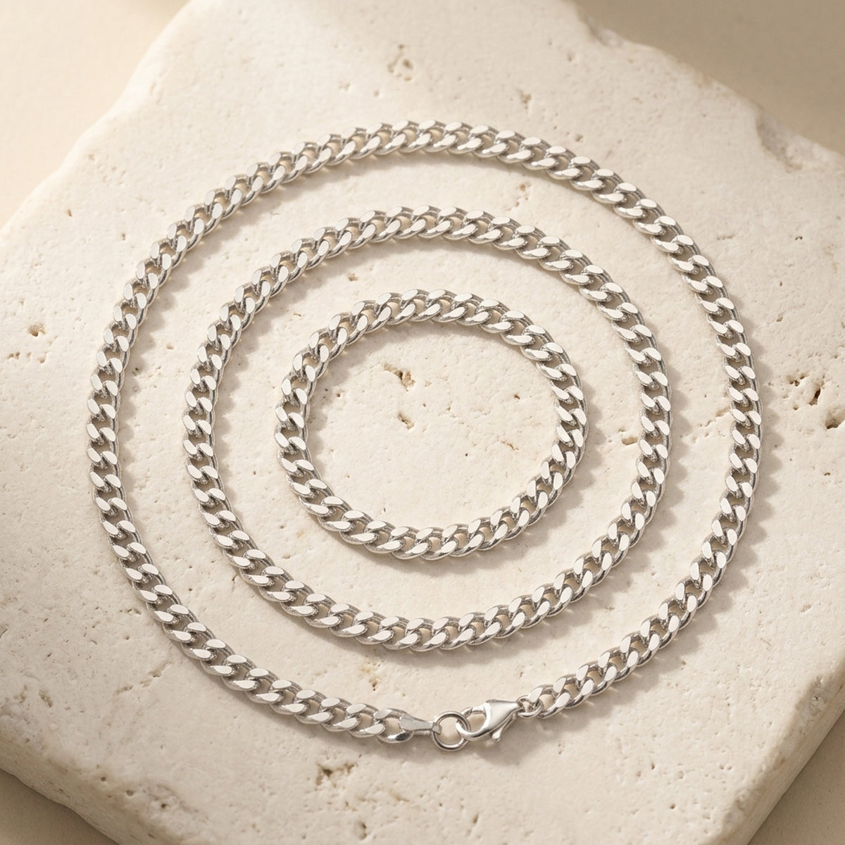 Flachpanzerkette 2x diamantiert – 925er Silber, 1,7 mm – Detailansicht des Kettes vor neutralem Hintergrund
