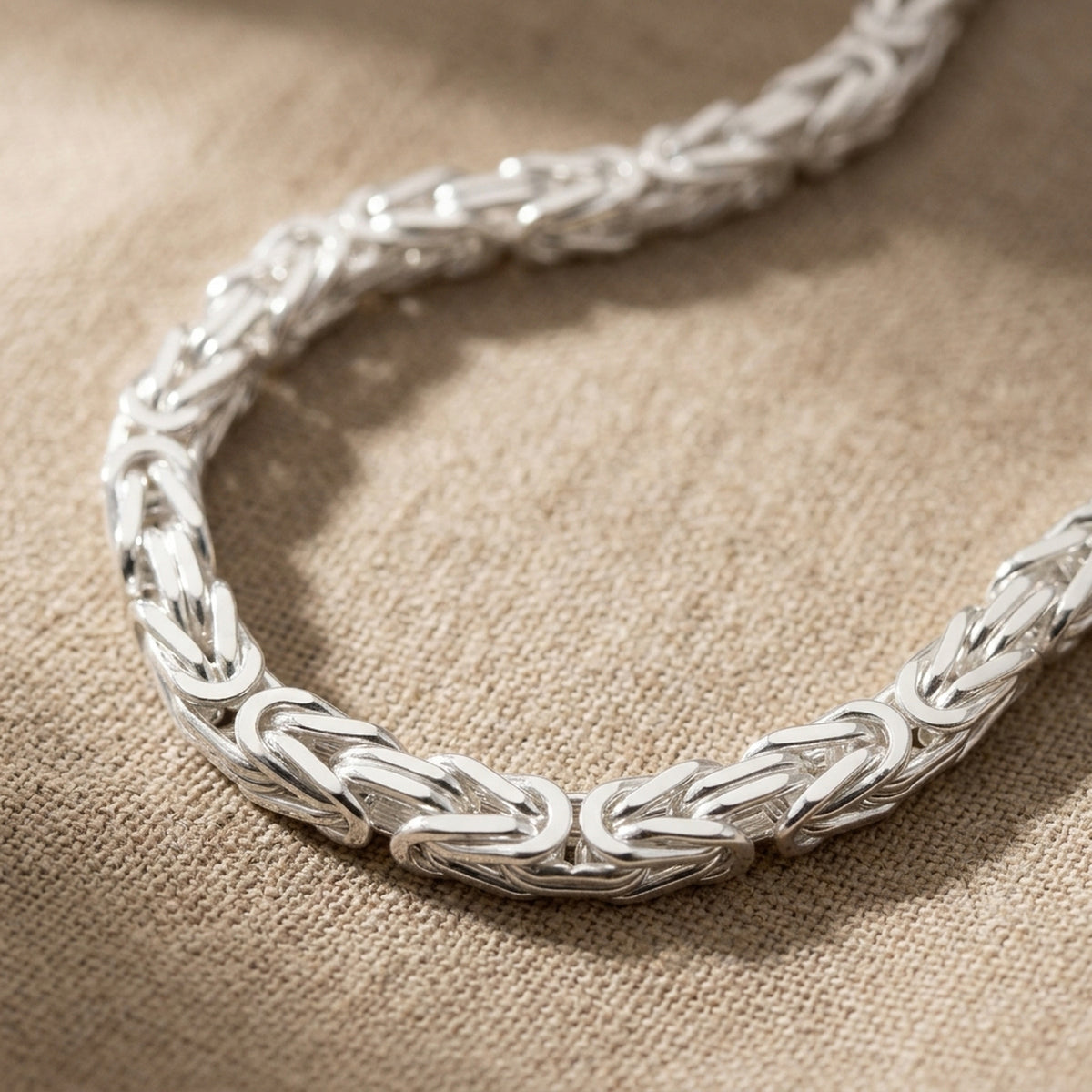 Königskette vierkant glänzend – 925er Silber, 6 × 6 mm – Detailansicht des Kettes vor neutralem Hintergrund