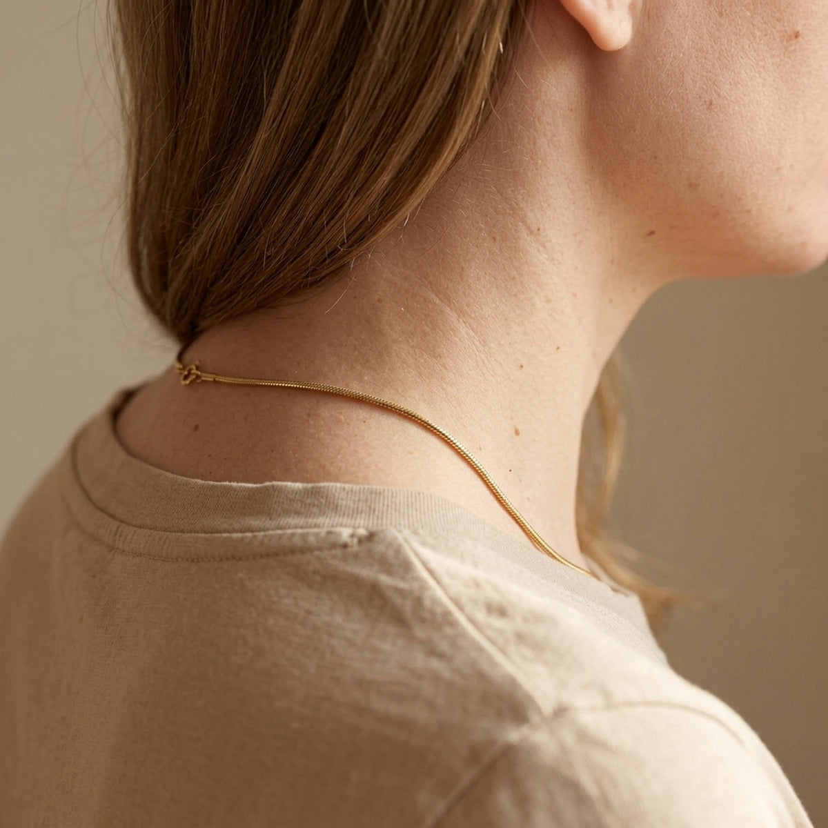 Kette Schlange 5-kant – 585er Gold, 0,7 mm – am Hals getragen, zweite Lifestyle-Aufnahme in anderer Perspektive
