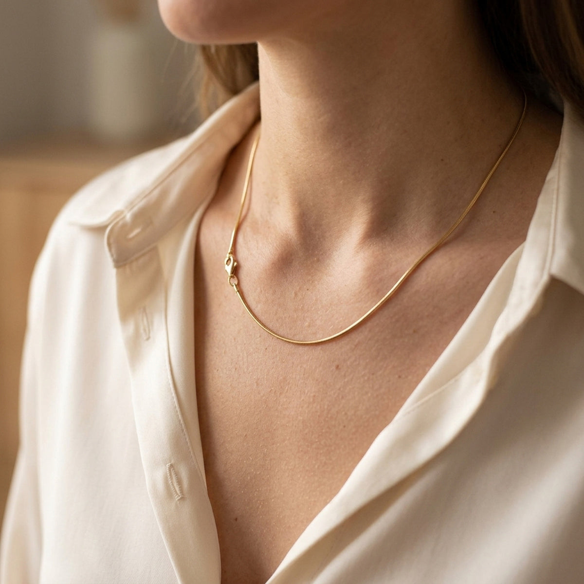 Runde Schlangenkette glänzend – 333er Gold, 1 mm – am Hals getragen, natürliche Lifestyle-Aufnahme