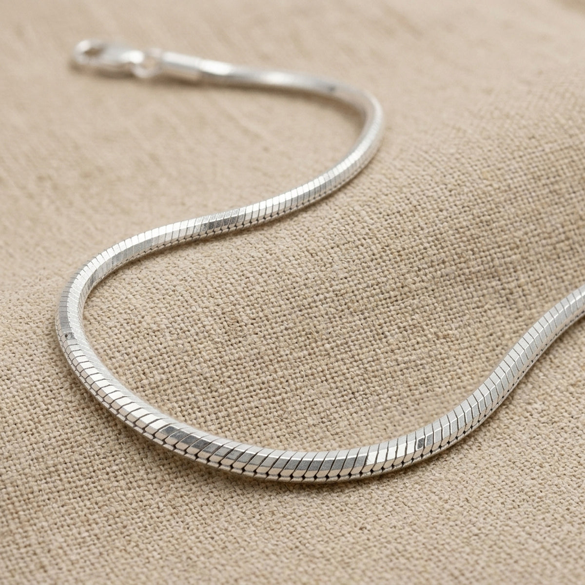Schlangenkette fünfkantig diamantiert – 925er Silber, 1,3 mm – Detailansicht des Kettes vor neutralem Hintergrund