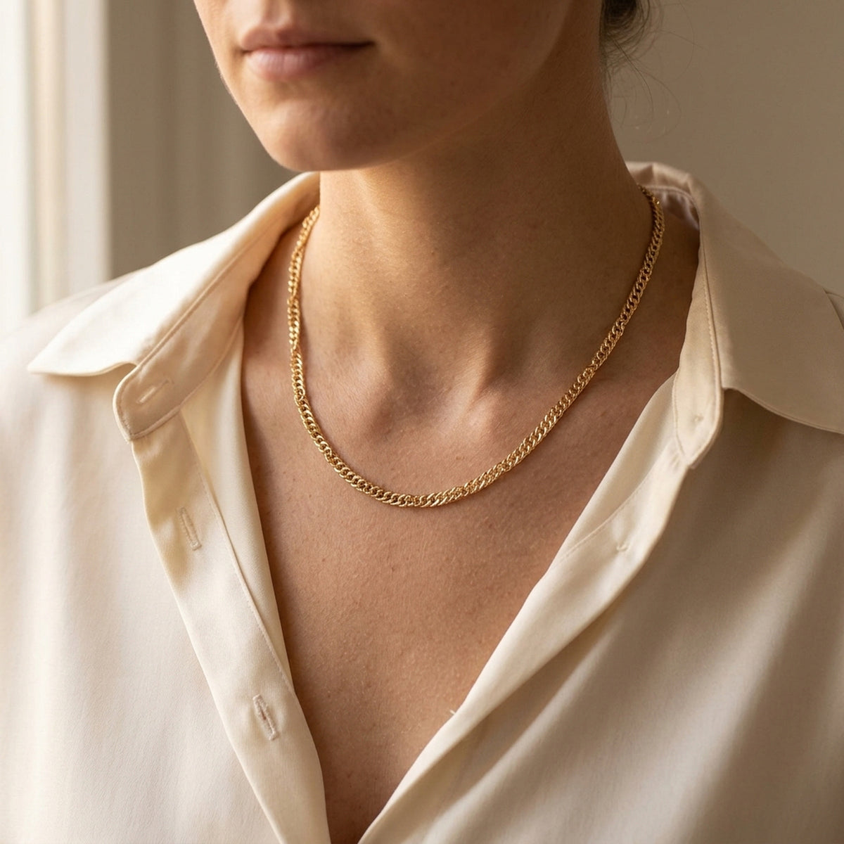 Kette Singapur diamantiert – Doublé, 2,3 mm – am Hals getragen, natürliche Lifestyle-Aufnahme