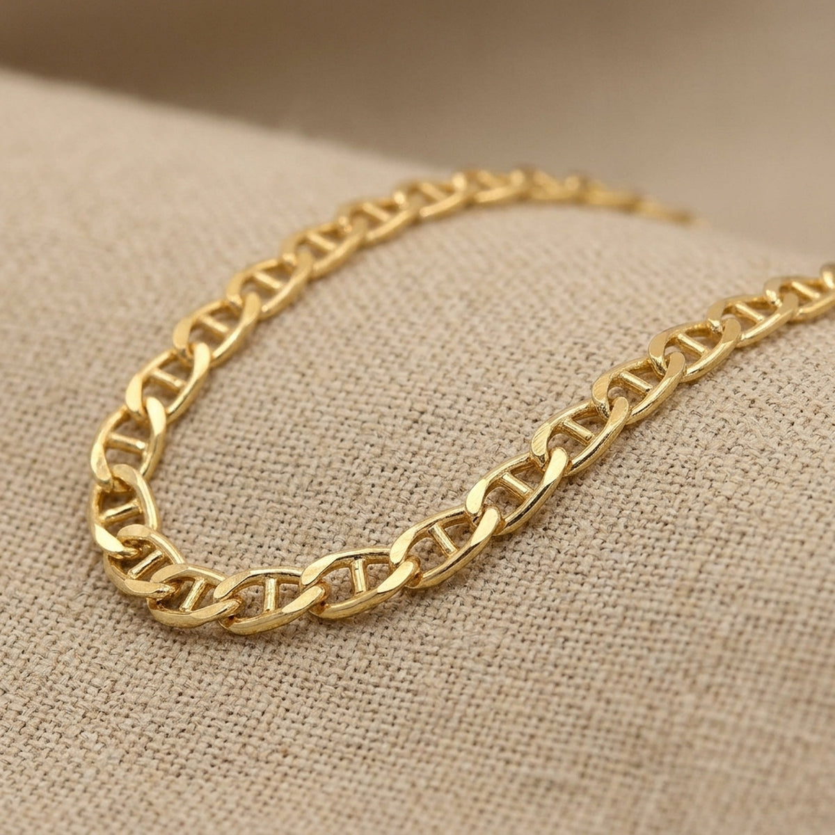 Kette Stegpanzer glänzend – 375er Gold, 2 mm, 45 cm – Detailansicht des Kettes vor neutralem Hintergrund