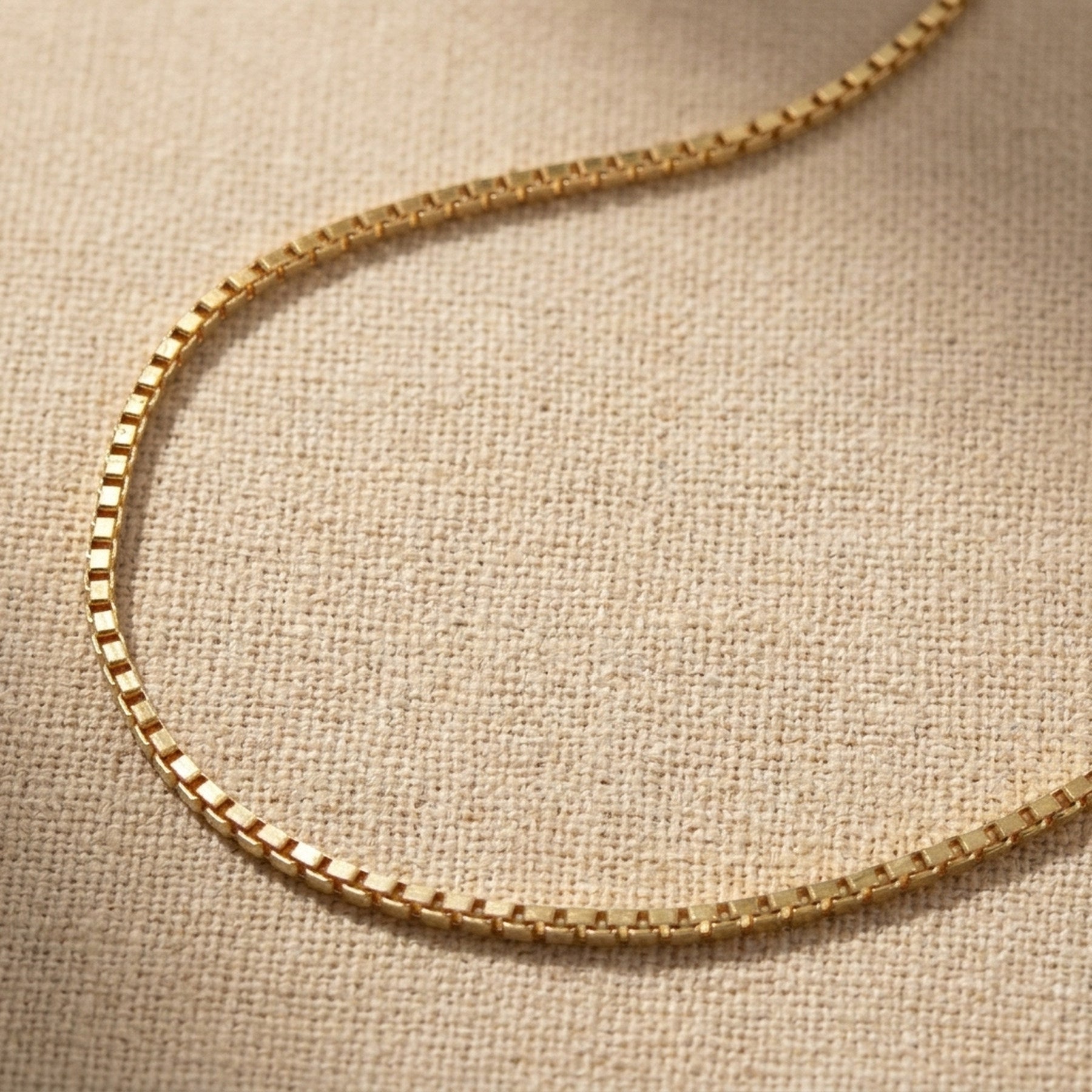 Kette Venezianer – Doublé, 1 × 1 mm – Detailansicht des Kettes vor neutralem Hintergrund