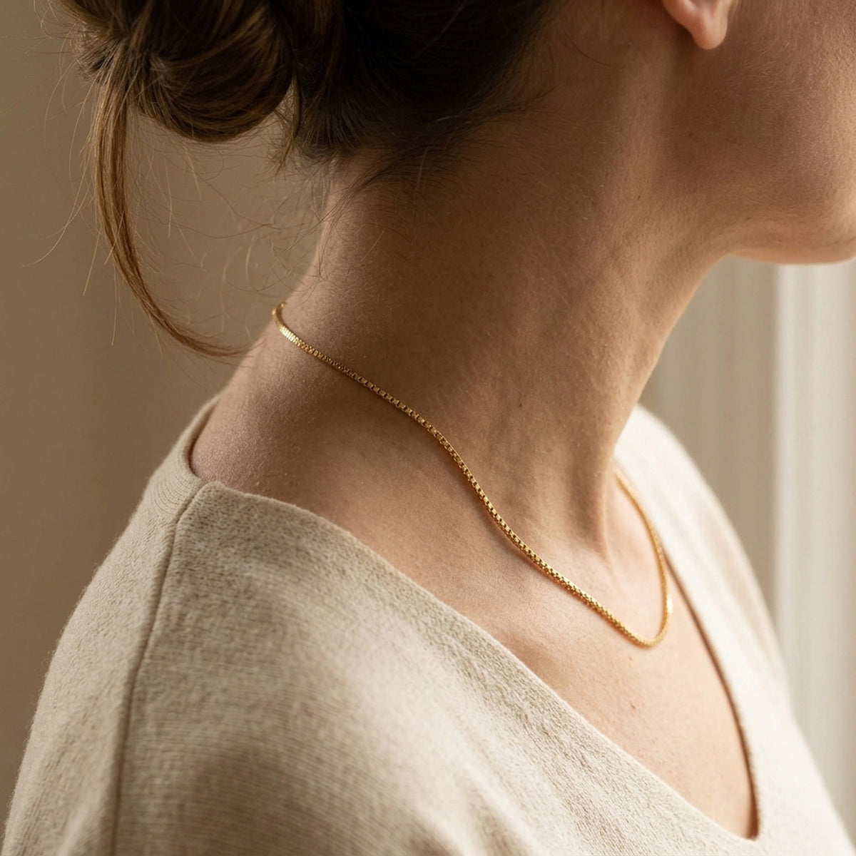 Kette Venezianer – Doublé, 1 × 1 mm – am Hals getragen, zweite Lifestyle-Aufnahme in anderer Perspektive