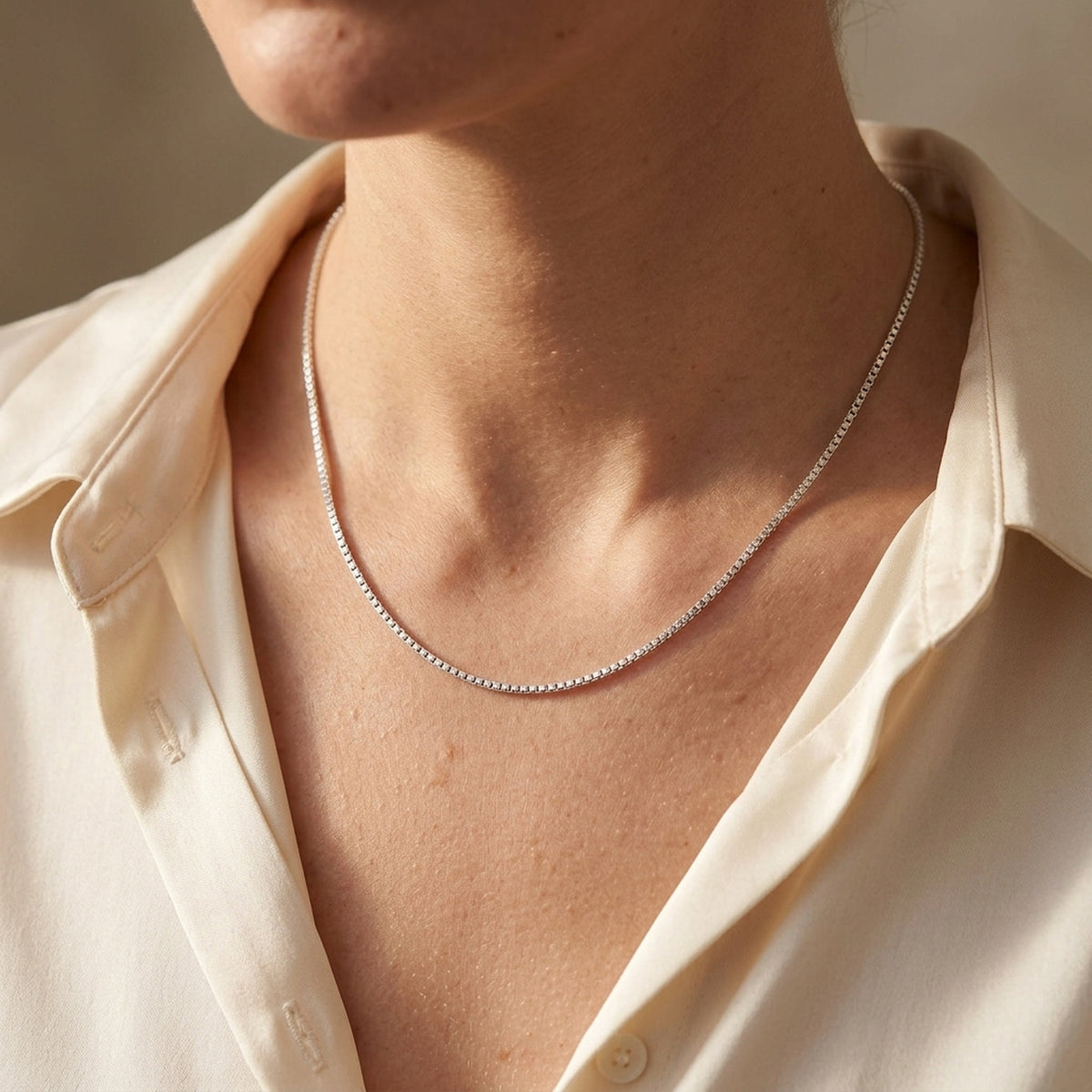 Venezianerkette – 925er Silber, 1 mm – am Hals getragen, natürliche Lifestyle-Aufnahme