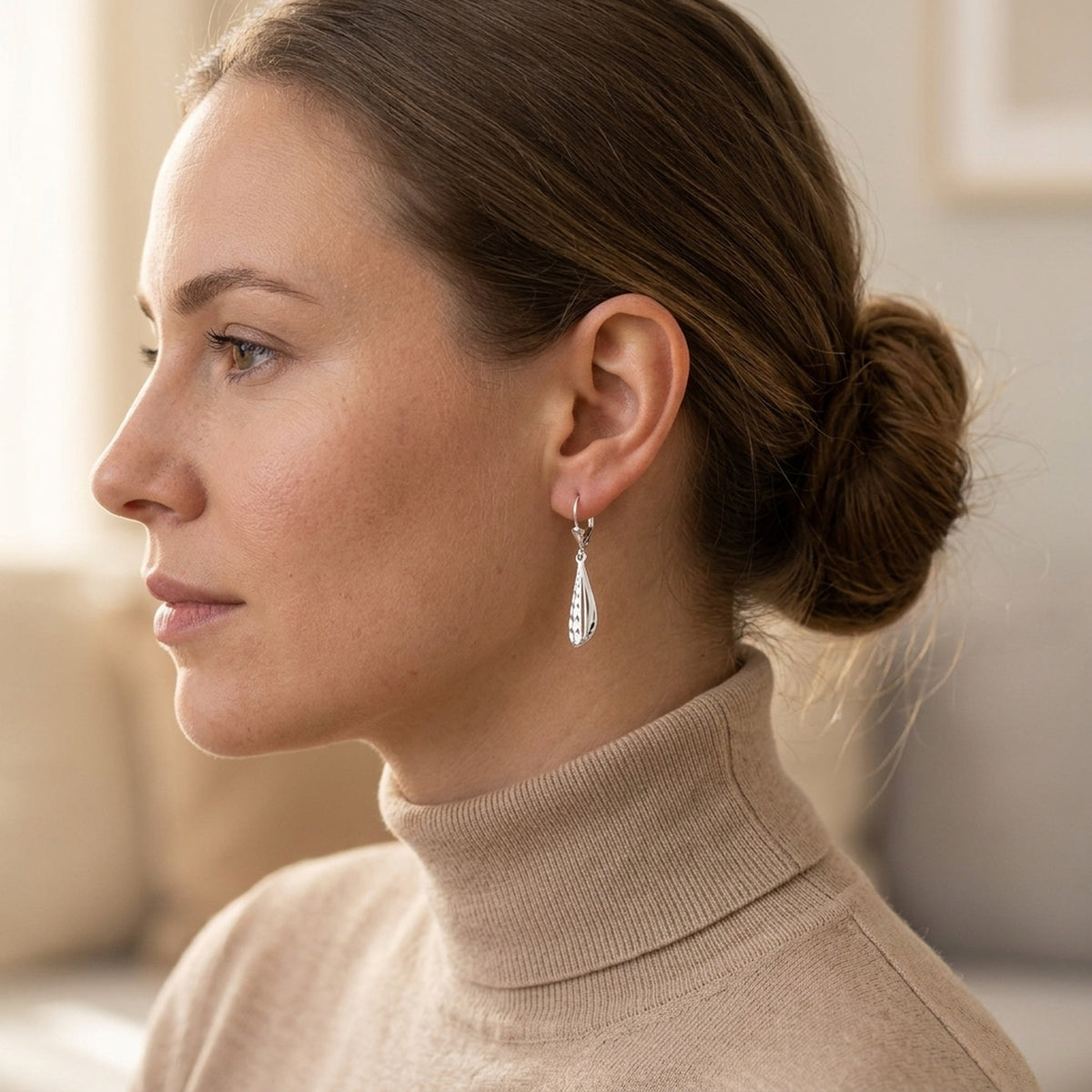 Ohrhänger diamantiert glänzend – 925er Silber, 36 × 5 mm – am Ohr getragen, natürliche Lifestyle-Aufnahme