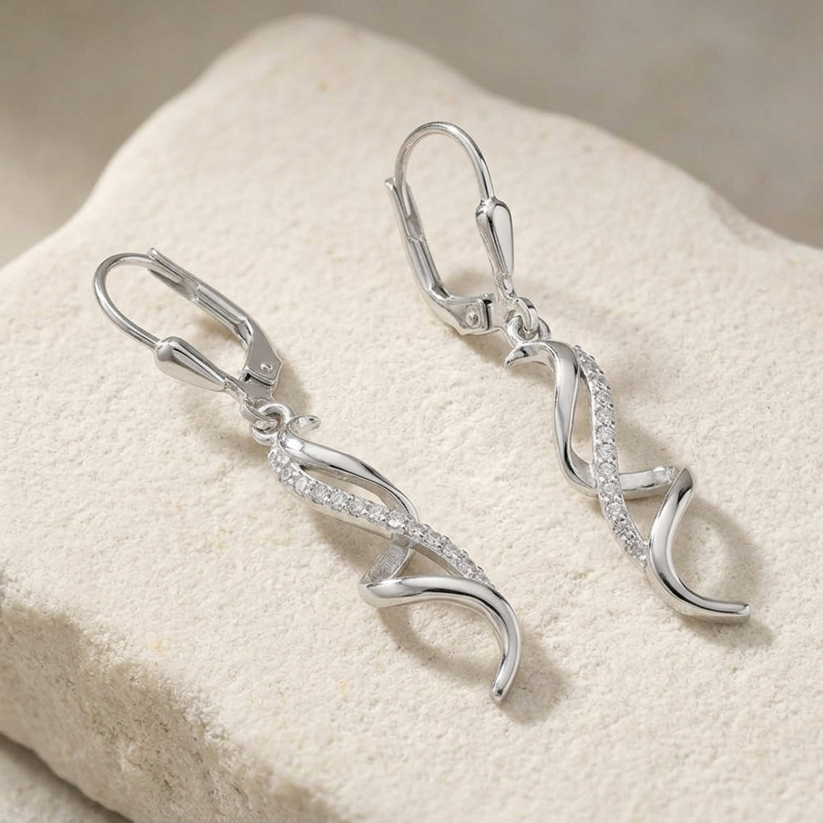 Gedrehte Ohrhänger mit Zirkonia – 925er Silber, 37 × 6 mm – Detailansicht des Ohrschmucks vor neutralem Hintergrund