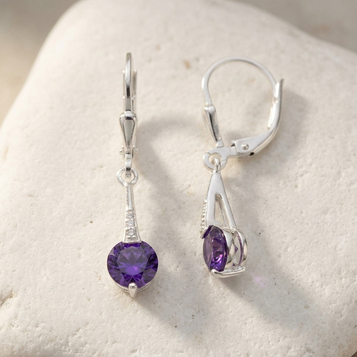 Ohrhänger mit synthetischem Amethyst und Zirkonia – 925er Silber, 29 × 5 mm – Detailansicht des Ohrschmucks vor neutralem Hintergrund