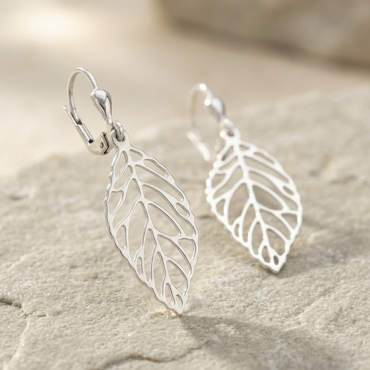 Ohrhänger Blatt durchbrochen – 925er Silber, 42 × 14 mm – Detailansicht des Ohrschmucks vor neutralem Hintergrund