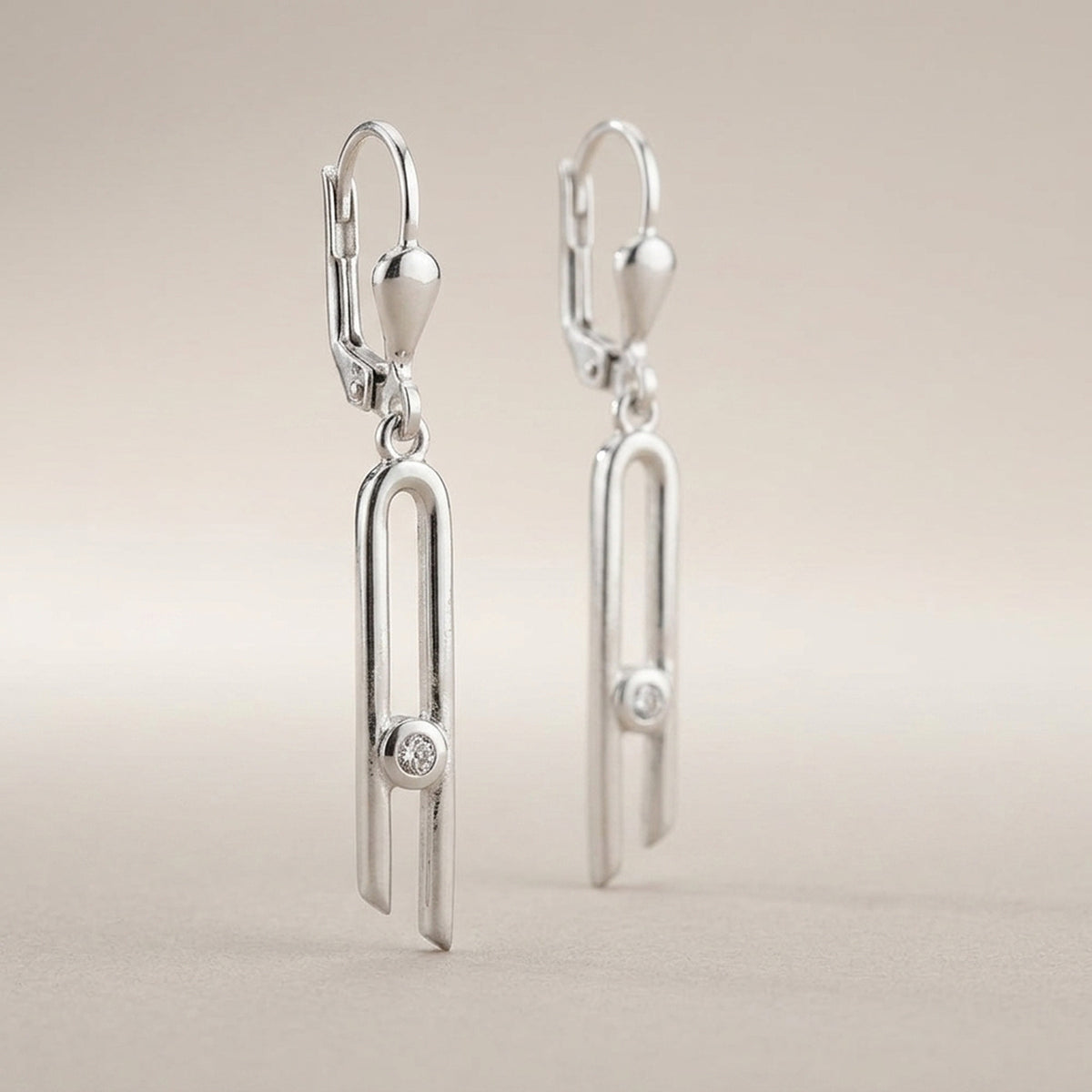 Ohrhänger mit Zirkonia schmal glänzend – 925er Silber, 37 × 4 mm – Detailansicht des Ohrschmucks vor neutralem Hintergrund