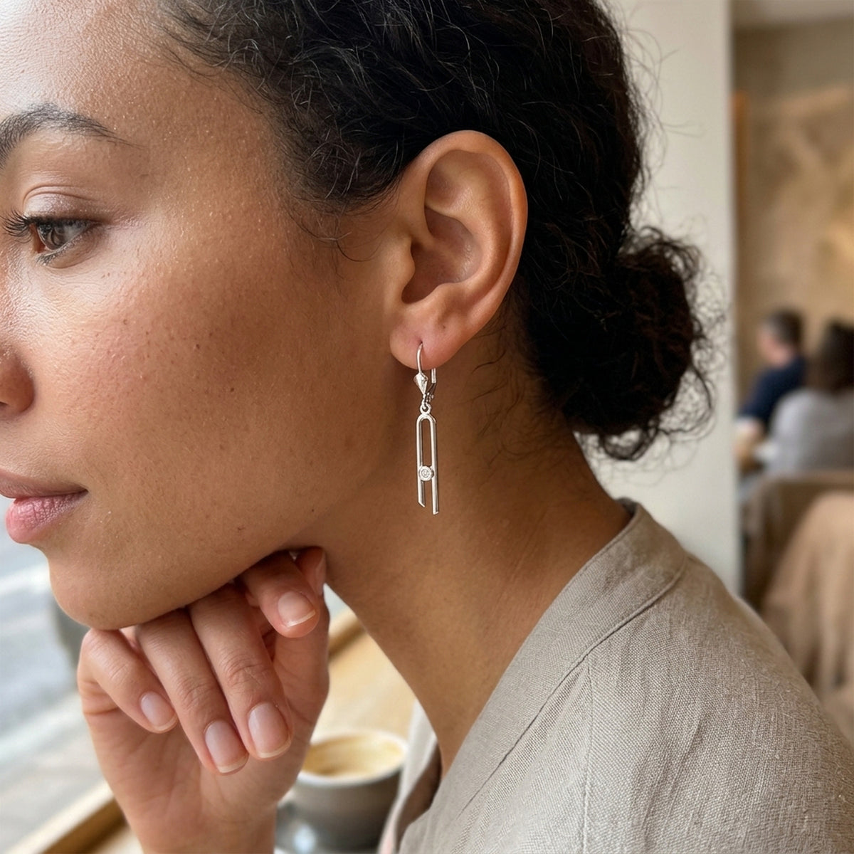 Ohrhänger mit Zirkonia schmal glänzend – 925er Silber, 37 × 4 mm – am Ohr getragen, zweite Lifestyle-Aufnahme in anderer Perspektive