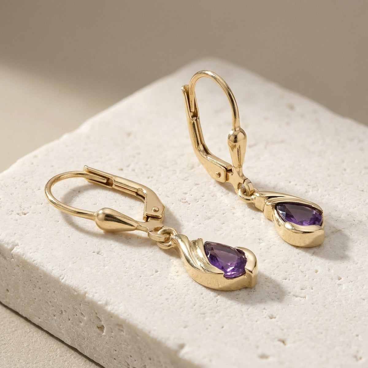 Ohrhänger Tropfen Amethyst – 375er Gold, 25 × 5 mm – Detailansicht des Ohrschmucks vor neutralem Hintergrund