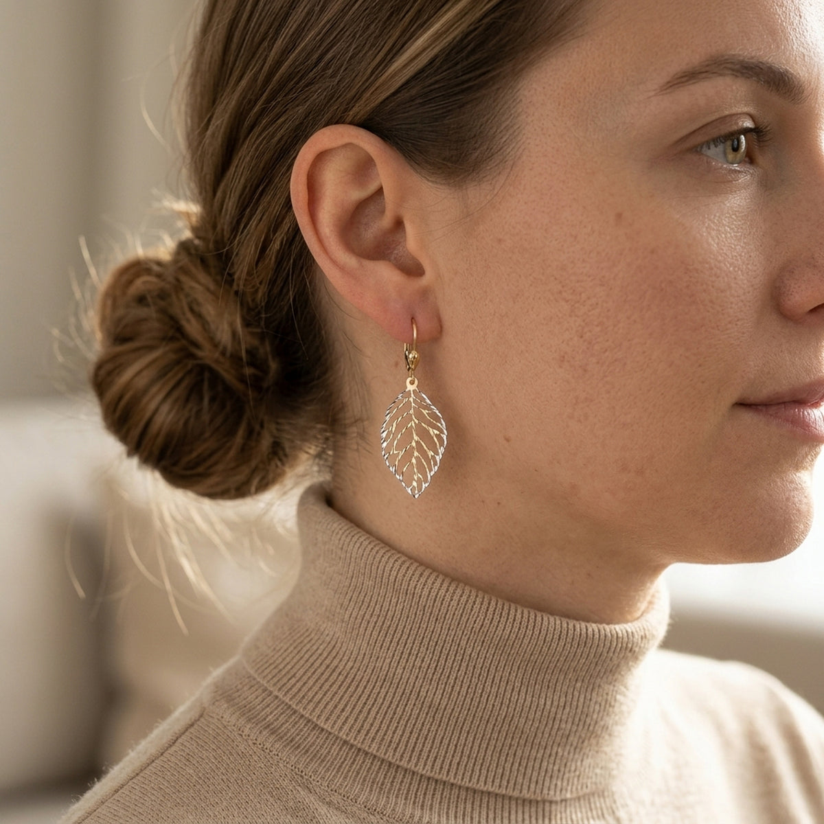 Ohrhänger Blatt durchbrochen – 375er Gold, 45 × 16 mm – am Ohr getragen, natürliche Lifestyle-Aufnahme