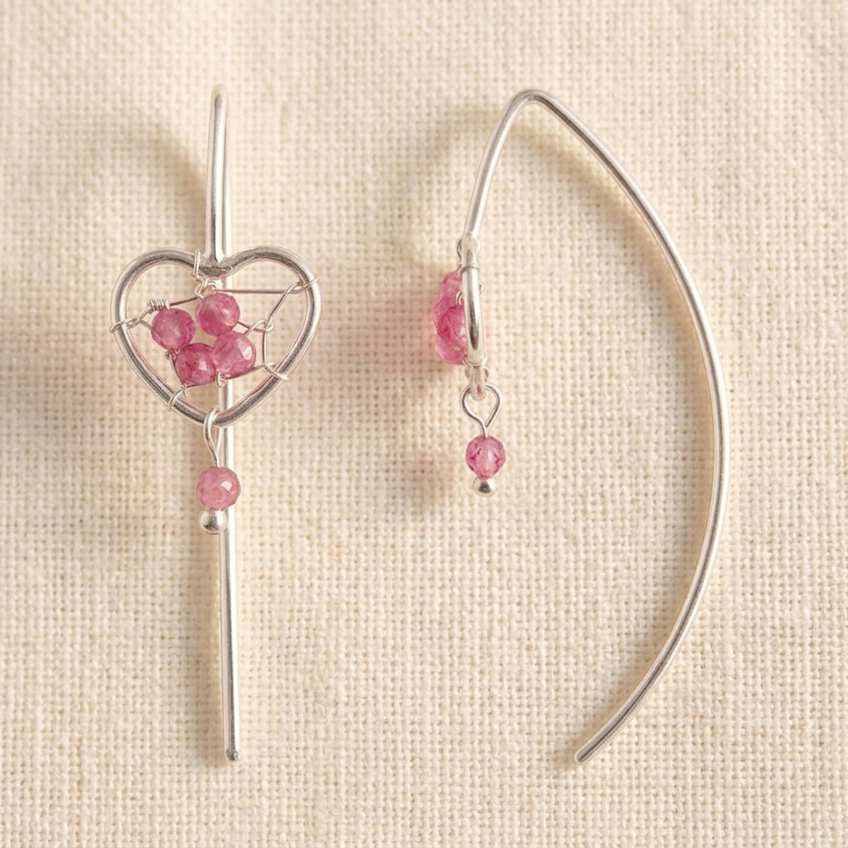 Ohrringe Herz mit Geflecht und rosa Glassteinen – 925er Silber, 33 × 10,5 mm – Detailansicht des Ohrschmucks vor neutralem Hintergrund