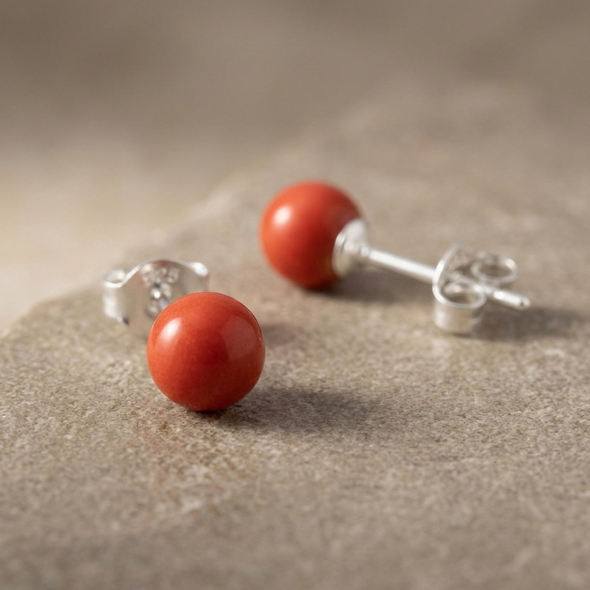 Ohrstecker Coral-Perle – 925er Silber, ca. 6 mm – Detailansicht des Ohrschmucks vor neutralem Hintergrund