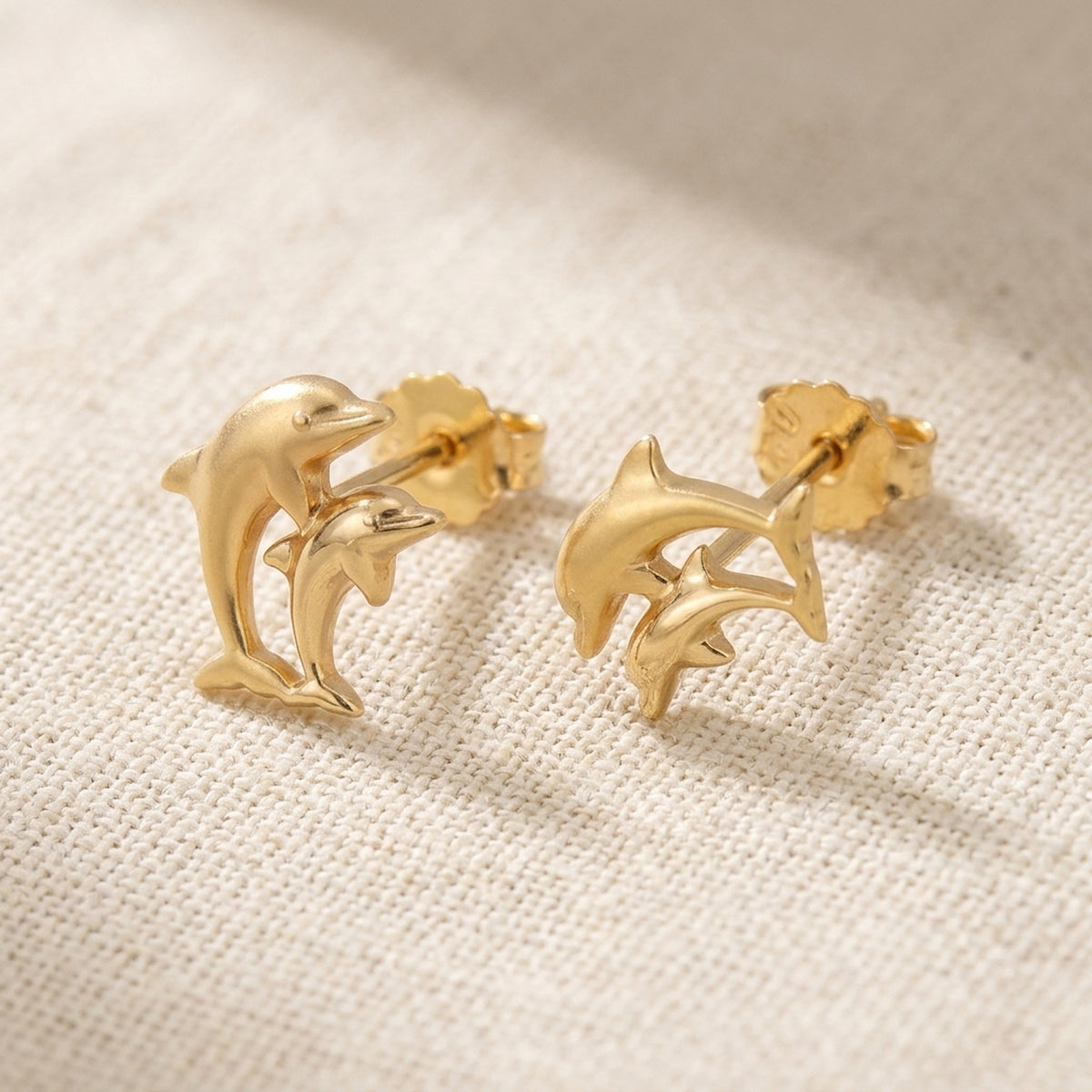 Ohrstecker Delfin-Pärchen matt-glänzend – 375er Gold, 10 × 7 mm – Detailansicht des Ohrschmucks vor neutralem Hintergrund