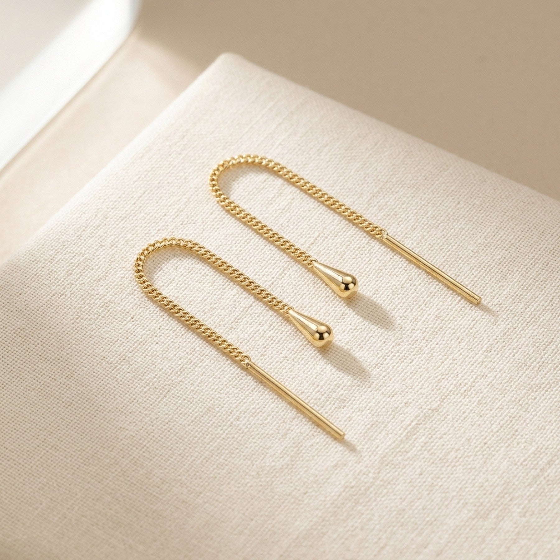 Durchzieher mit Panzerkettchen und Kegel – 375er Gold, 55 mm – Detailansicht des Ohrschmucks vor neutralem Hintergrund