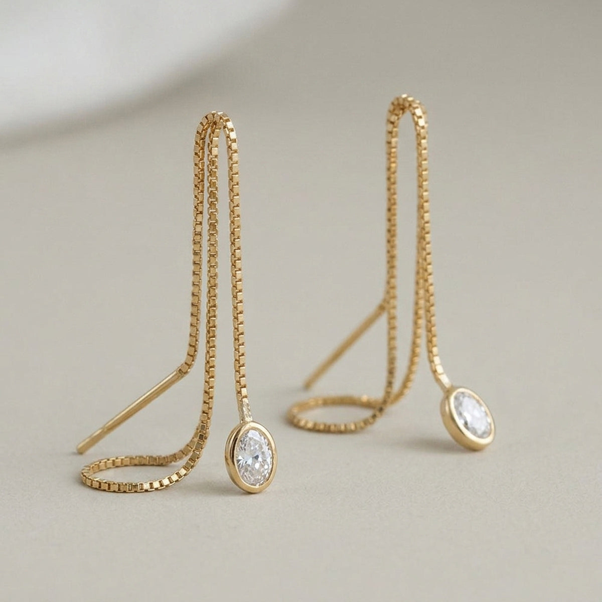 Ohrhänger Venezianerkette mit Zirkonia – 375er Gold, 93 × 3 mm – Detailansicht des Ohrschmucks vor neutralem Hintergrund