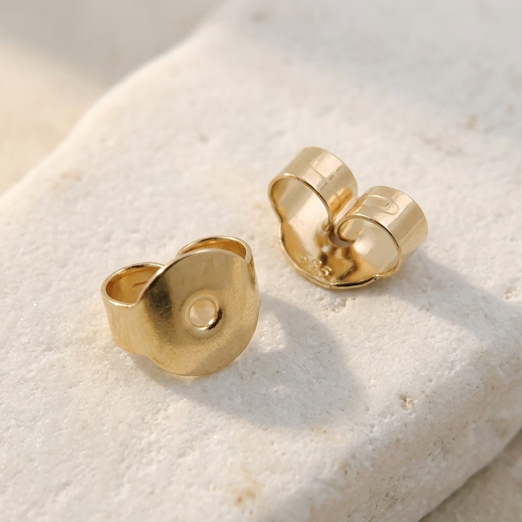 Ohrstecker Flügel – 375er Gold, 5 mm – Detailansicht des Ohrschmucks vor neutralem Hintergrund