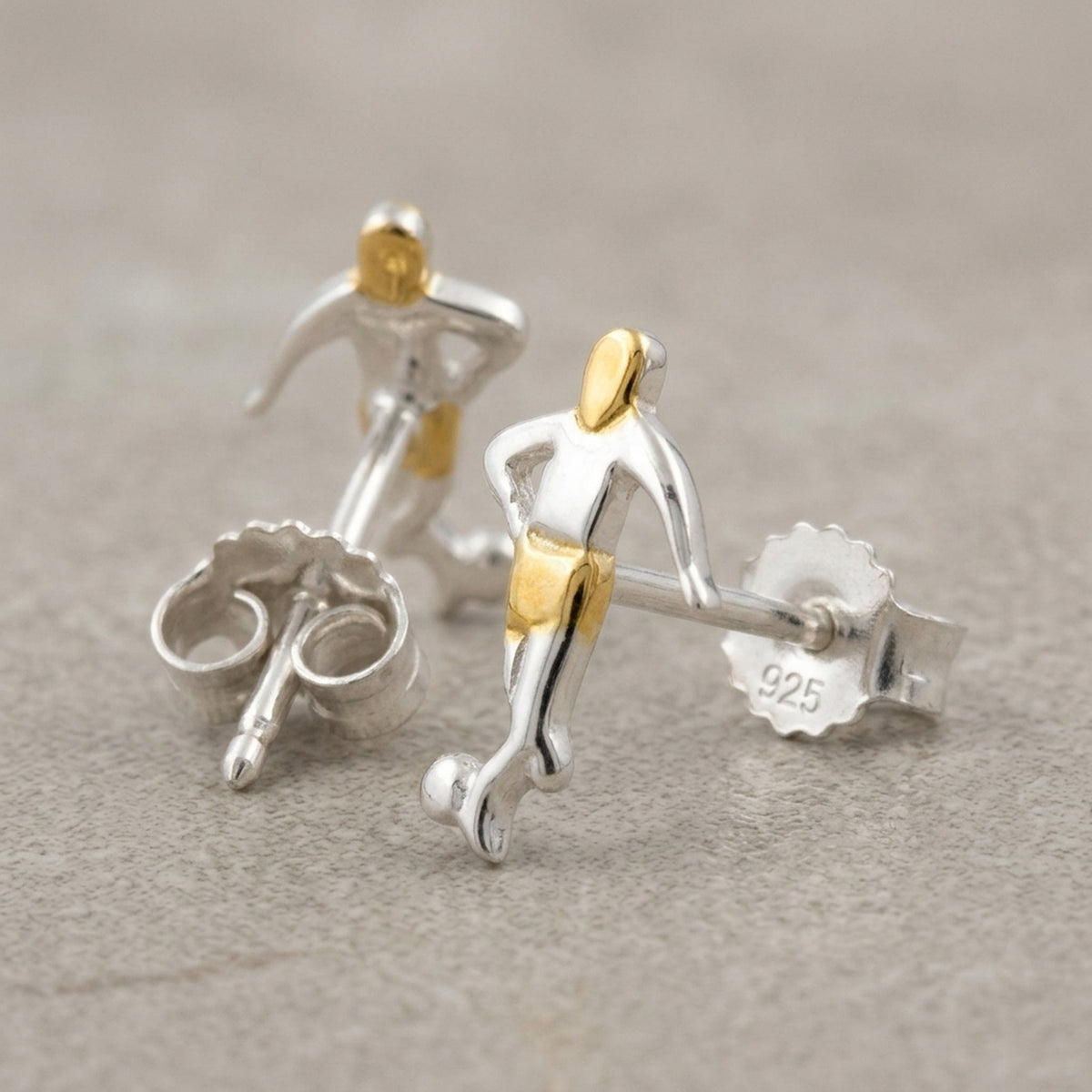 Einzel-Ohrstecker Fußballspieler bicolor – 925er Silber, 10 × 7 mm – Detailansicht des Ohrschmucks vor neutralem Hintergrund