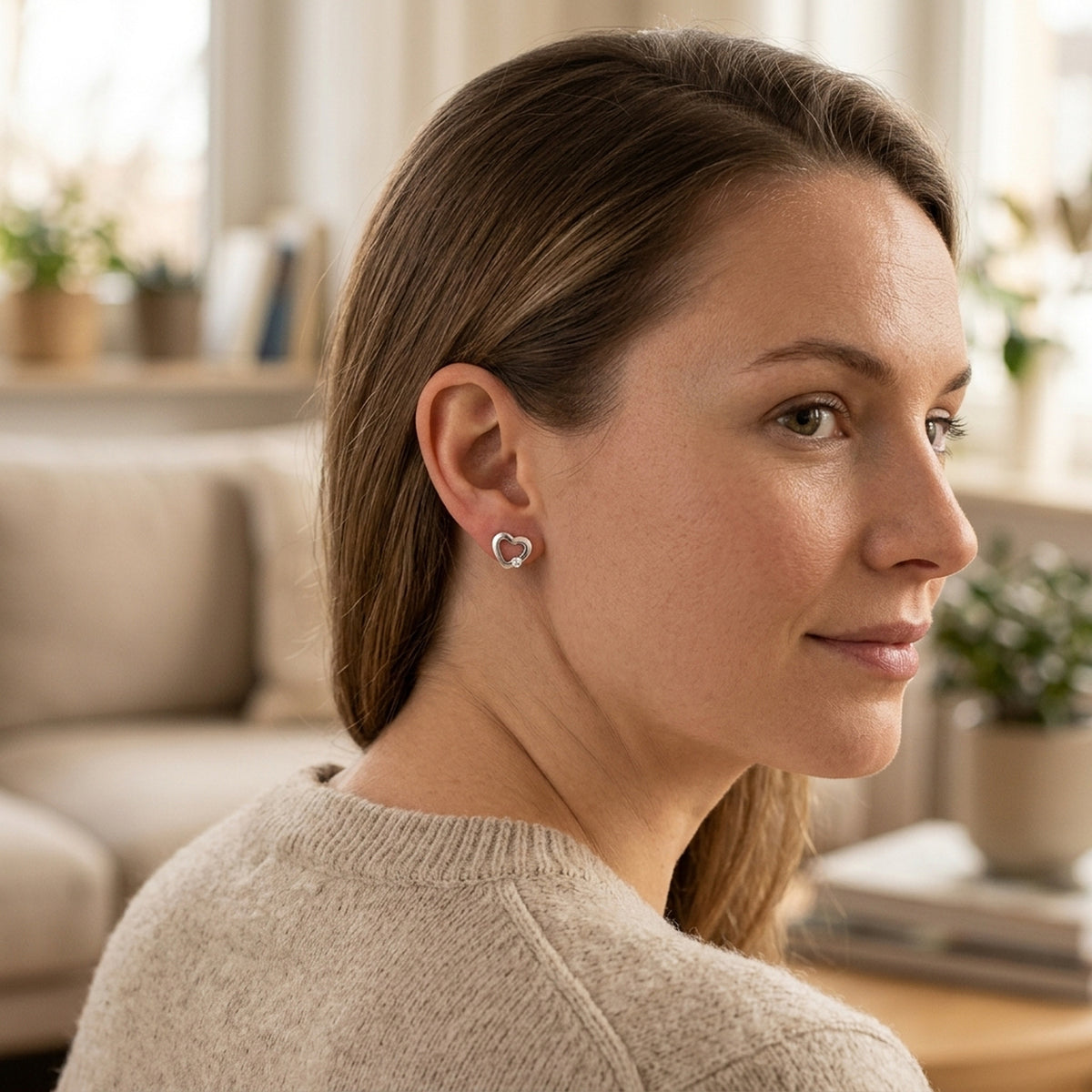 Ohrstecker Herz mit Zirkonia glänzend – 925er Silber, 7 × 8 mm – am Ohr getragen, natürliche Lifestyle-Aufnahme