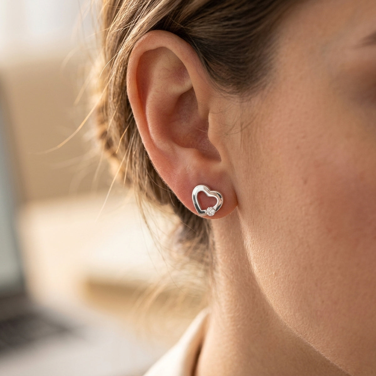 Ohrstecker Herz mit Zirkonia glänzend – 925er Silber, 7 × 8 mm – am Ohr getragen, zweite Lifestyle-Aufnahme in anderer Perspektive