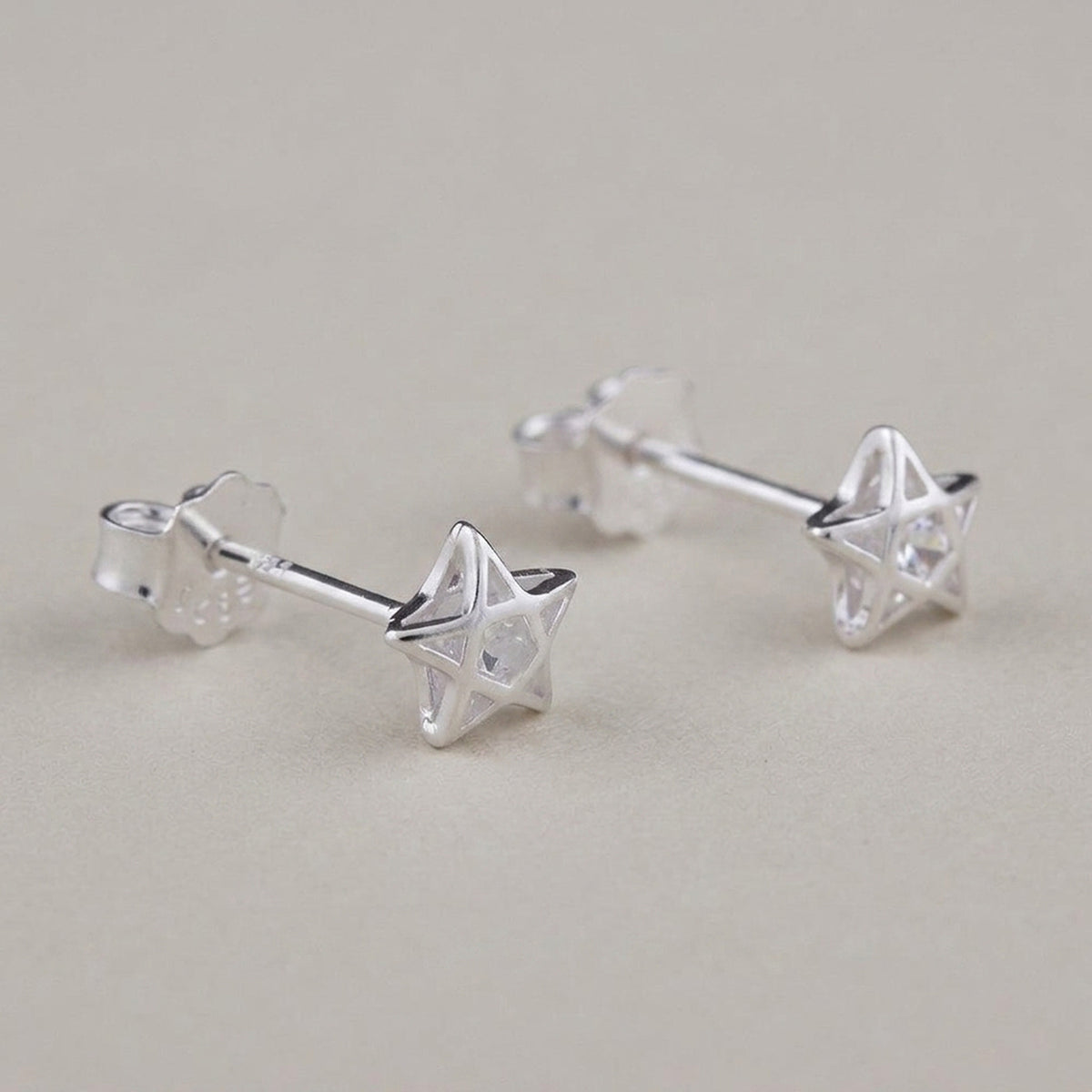 Ohrstecker Pentagramm mit weißem Zirkonia – 925er Silber, 6 mm – Detailansicht des Ohrschmucks vor neutralem Hintergrund