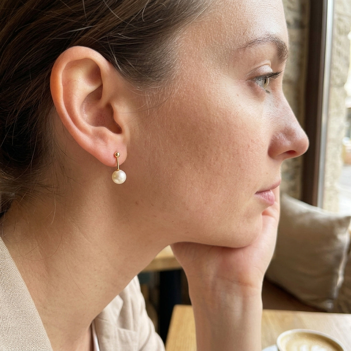 Ohrstecker mit Süßwasserzuchtperle rund – 375er Gold, ca. 4 mm – am Ohr getragen, zweite Lifestyle-Aufnahme in anderer Perspektive
