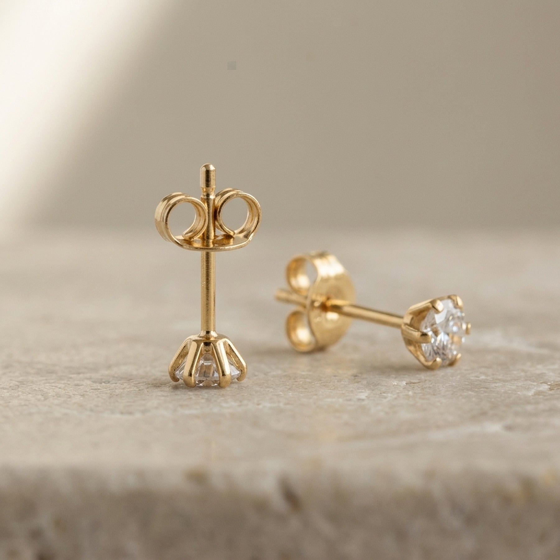 Ohrstecker mit Zirkonia – 375er Gold, 3 mm – Detailansicht des Ohrschmucks vor neutralem Hintergrund