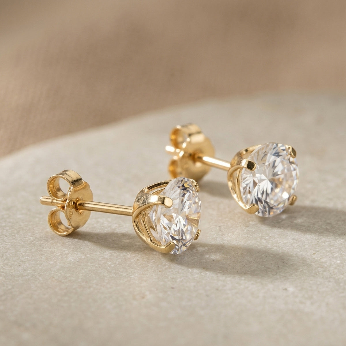 Ohrstecker mit Zirkonia – 375er Gold, 8 mm – Detailansicht des Ohrschmucks vor neutralem Hintergrund