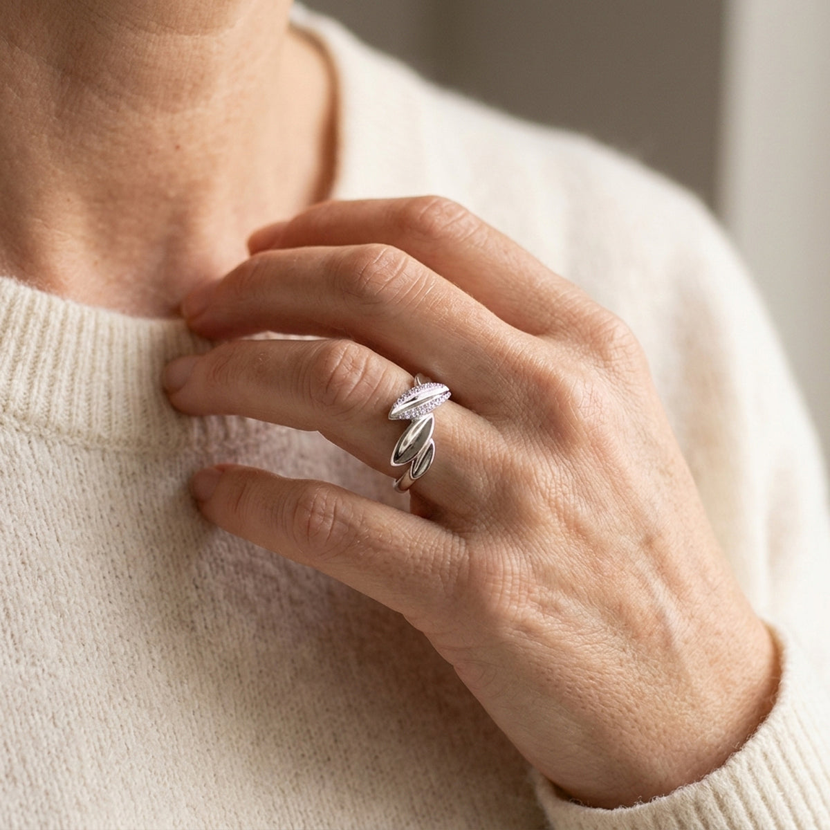 Ring mit Zirkonia – 925er Silber, 11 mm – an der Hand getragen, natürliche Lifestyle-Aufnahme