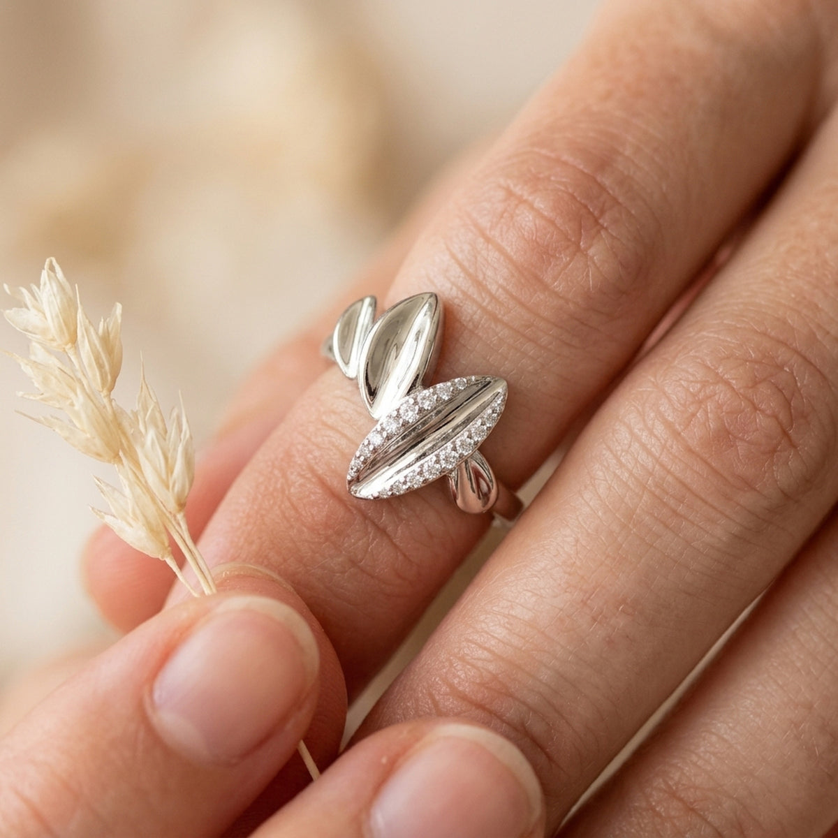 Ring mit Zirkonia – 925er Silber, 11 mm – an der Hand getragen, zweite Lifestyle-Aufnahme in anderer Perspektive