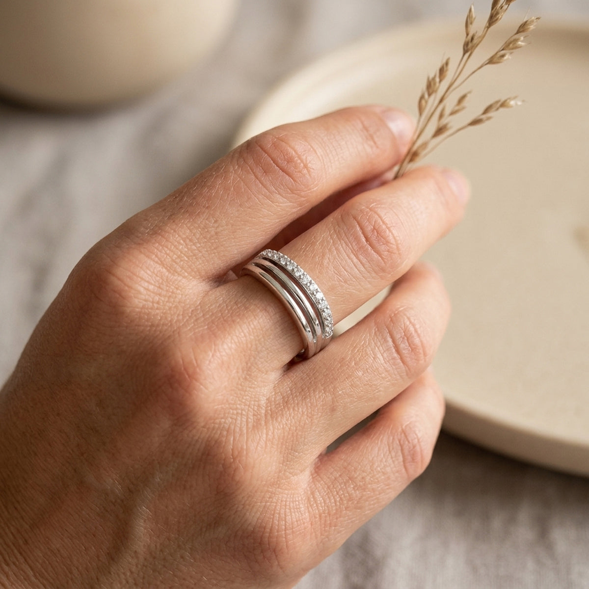 Ring mit Zirkonia – 925er Silber, 6 mm – an der Hand getragen, zweite Lifestyle-Aufnahme in anderer Perspektive