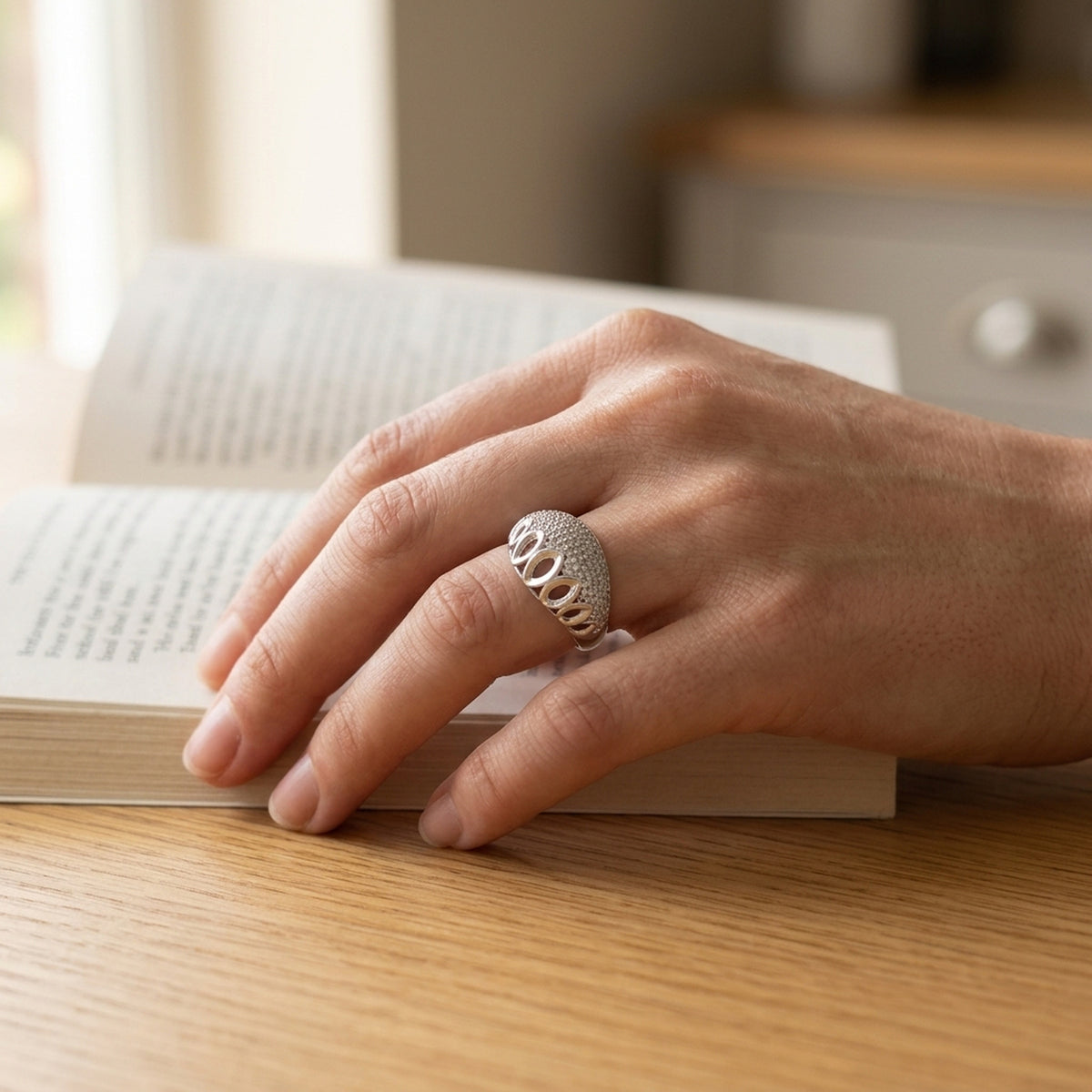 Ring mit vielen Zirkonia glänzend rhodiniert – 925er Silber, 13 mm – an der Hand getragen, natürliche Lifestyle-Aufnahme