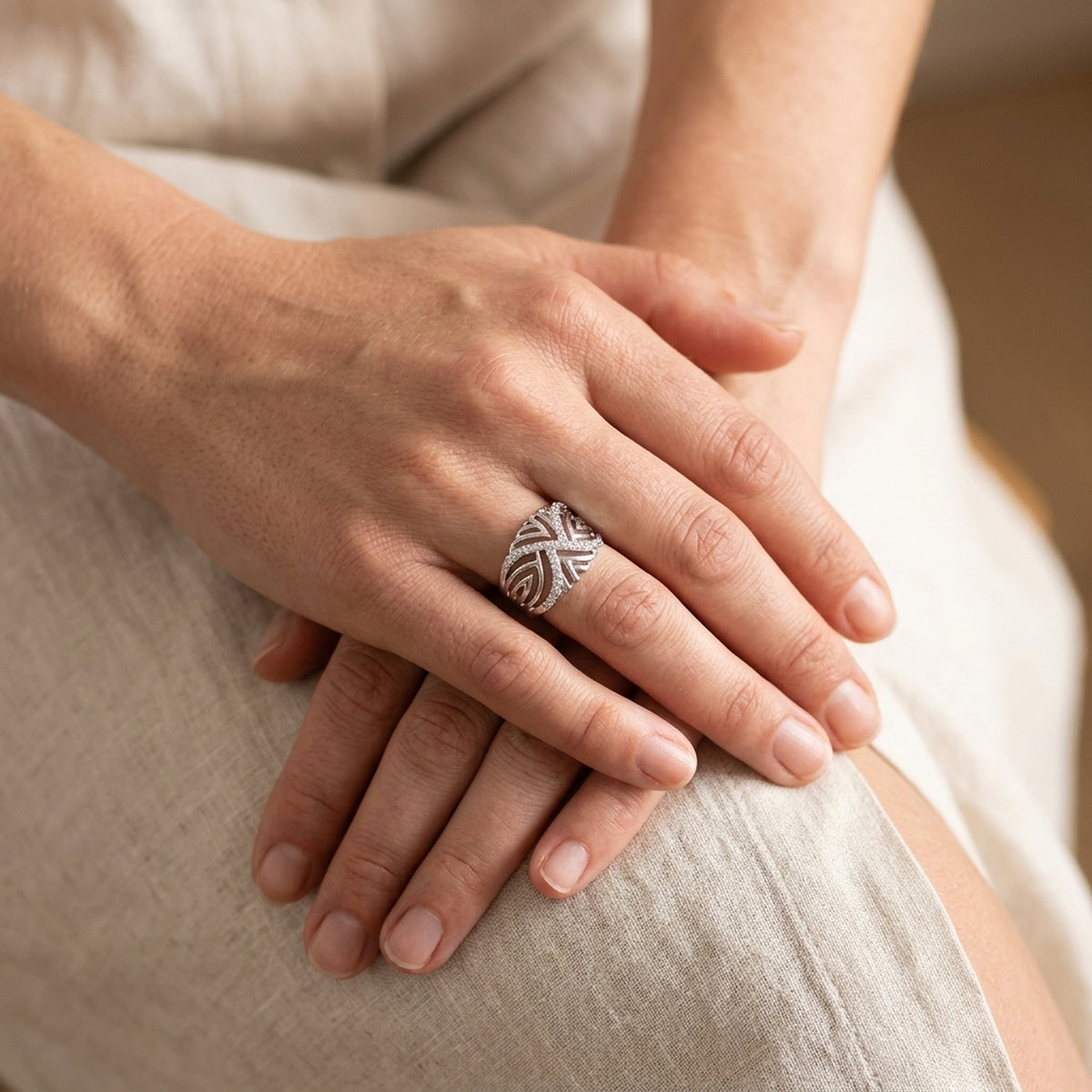 Ring mit vielen Zirkonia glänzend rhodiniert – 925er Silber, 11 mm – an der Hand getragen, zweite Lifestyle-Aufnahme in anderer Perspektive