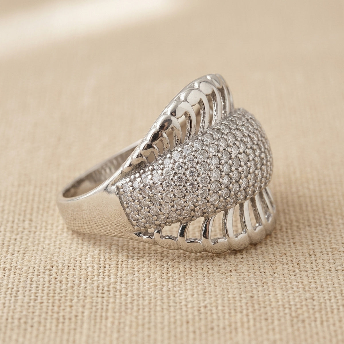 Ring mit vielen Zirkonia glänzend rhodiniert – 925er Silber, ca. 16 mm – Detailansicht des Rings vor neutralem Hintergrund