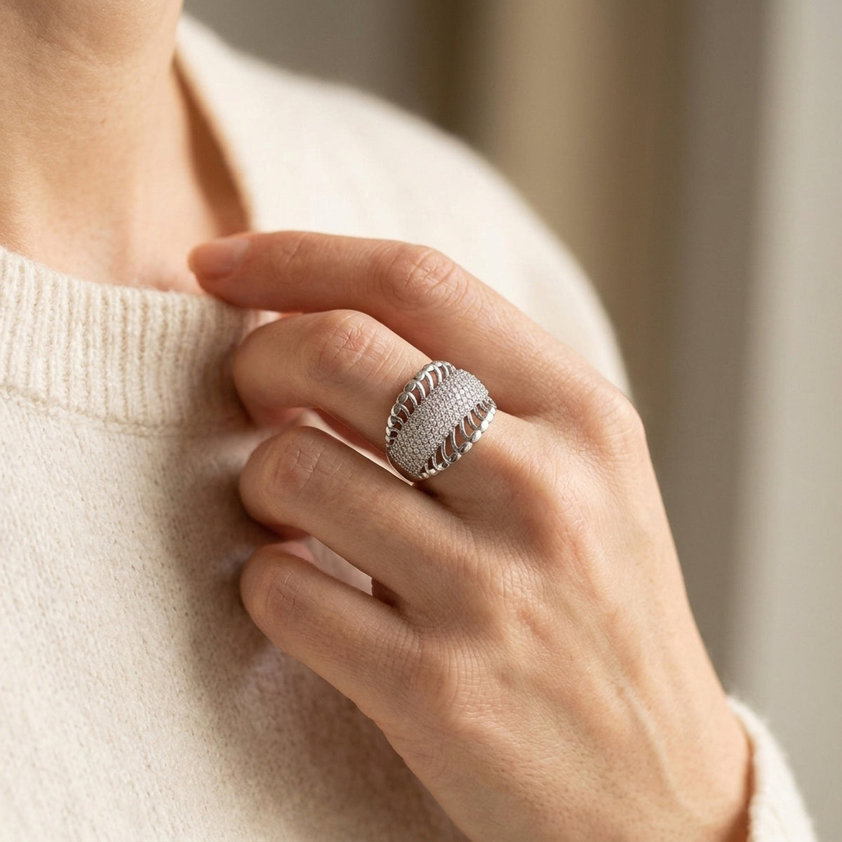Ring mit vielen Zirkonia glänzend rhodiniert – 925er Silber, ca. 16 mm – an der Hand getragen, natürliche Lifestyle-Aufnahme