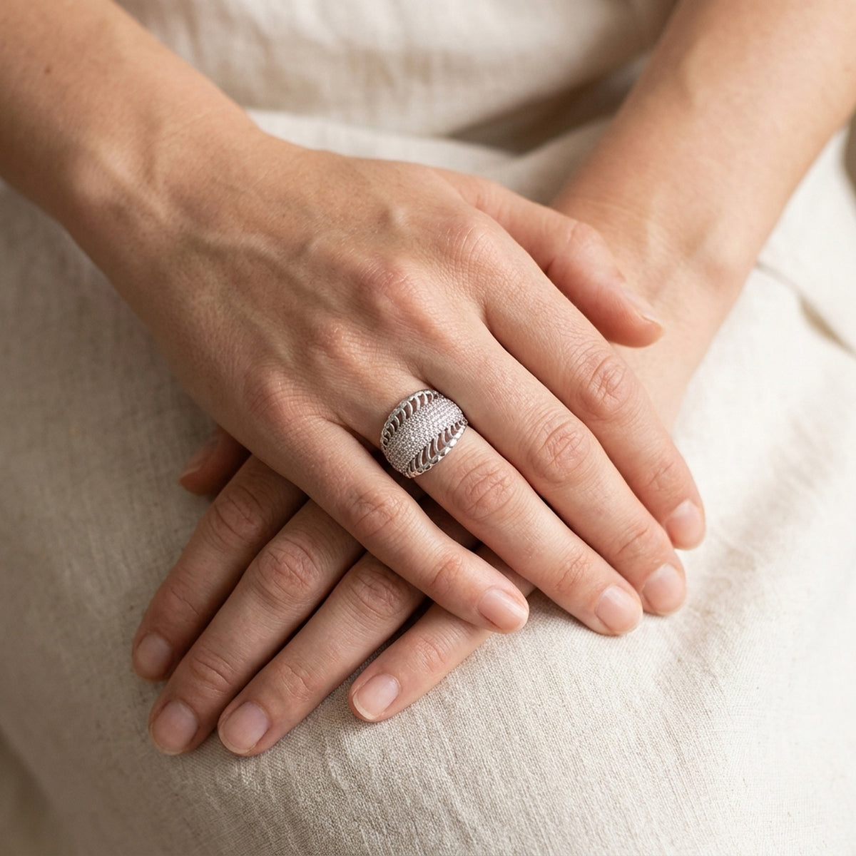 Ring mit vielen Zirkonia glänzend rhodiniert – 925er Silber, ca. 16 mm – an der Hand getragen, zweite Lifestyle-Aufnahme in anderer Perspektive