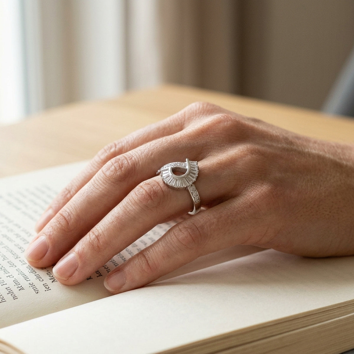 Ring mit vielen Zirkonia glänzend rhodiniert – 925er Silber, 14 mm – an der Hand getragen, natürliche Lifestyle-Aufnahme