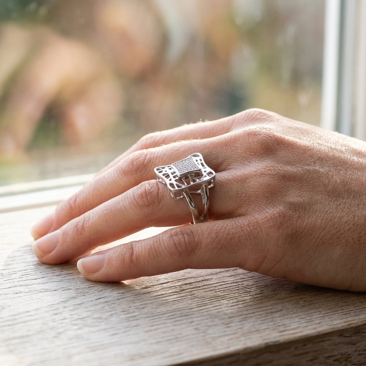 Ring mit vielen Zirkonia glänzend rhodiniert – 925er Silber, 16 mm – an der Hand getragen, zweite Lifestyle-Aufnahme in anderer Perspektive