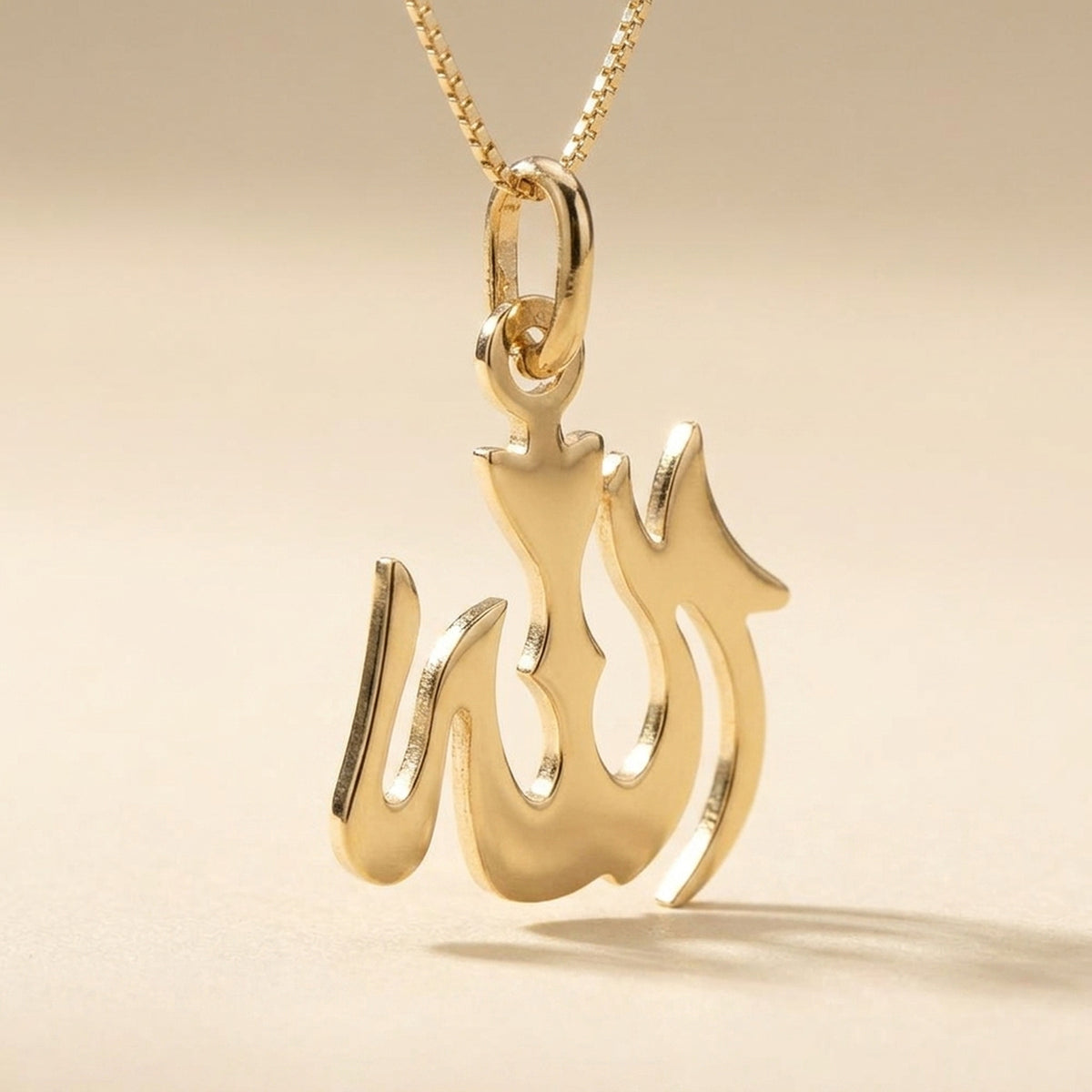 Anhänger Allah glänzend – 585er Gold, 18 × 15 mm – Detailansicht des Anhängers vor neutralem Hintergrund