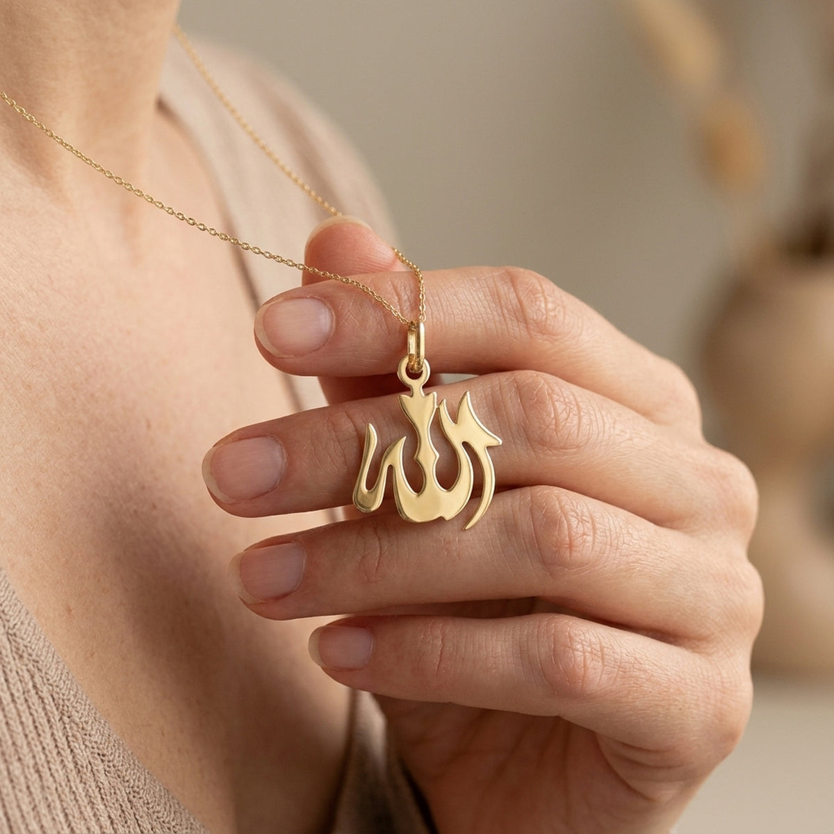 Anhänger Allah glänzend – 585er Gold, 18 × 15 mm – an einer feinen Kette getragen, zweite Lifestyle-Aufnahme in anderer Perspektive