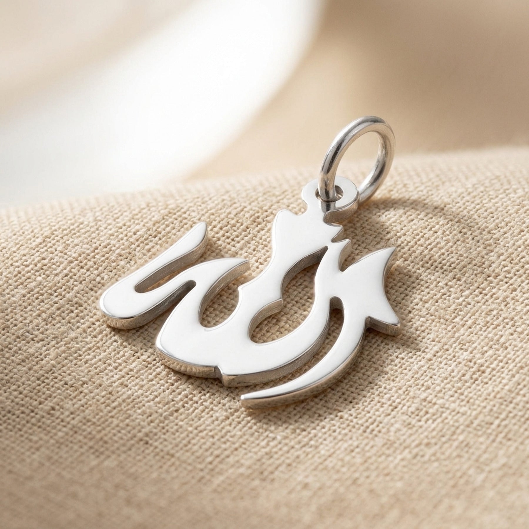 Anhänger Allah glänzend – 925er Silber, 18 × 15 mm – Detailansicht des Anhängers vor neutralem Hintergrund