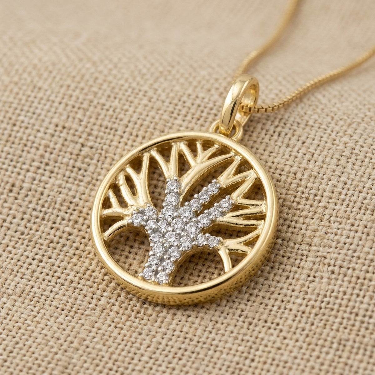 Anhänger Baum des Lebens mit Zirkonia – 375er Gold, 15 mm – Detailansicht des Anhängers vor neutralem Hintergrund