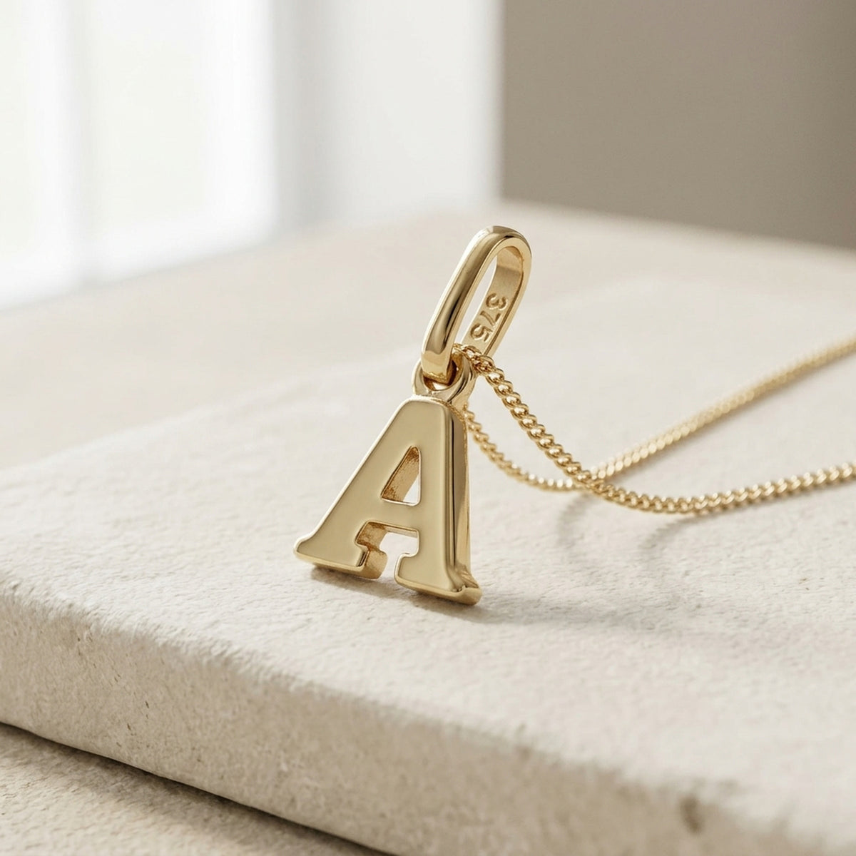 Anhänger Buchstabe A glänzend – 375er Gold, 8 × 6,5 mm – Detailansicht des Anhängers vor neutralem Hintergrund